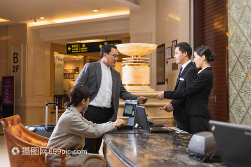 夫妻共谱酒店管理乐章 从“小家”到“大家”的智慧与挑战